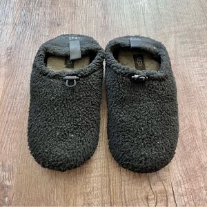 UGG Black Cozy Slippers Plush Slip-On size 9